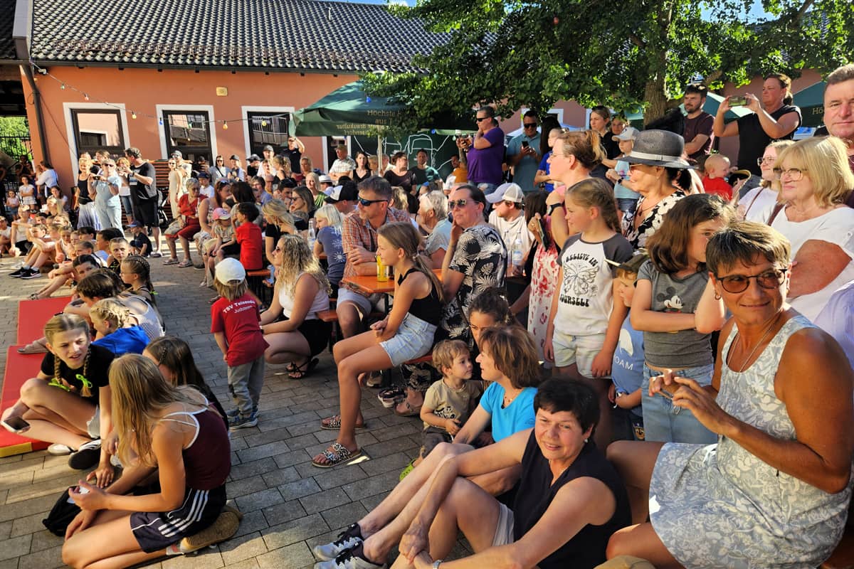 Die vielen Zuschauer folgten gespannt den Turnvorführungen.