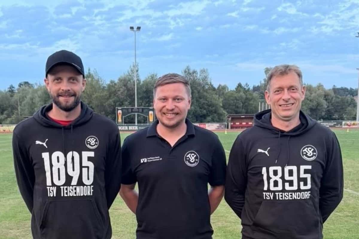 Teisendorfs Abteilungsleiter Tobias Mayer (Mitte) präsentiert das neue Trainerduo mit Chefcoach Manfred Reiter (links) und „Co“ Gerhard Feil.