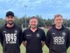 Teisendorfs Abteilungsleiter Tobias Mayer (Mitte) präsentiert das neue Trainerduo mit Chefcoach Manfred Reiter (links) und „Co“ Gerhard Feil.